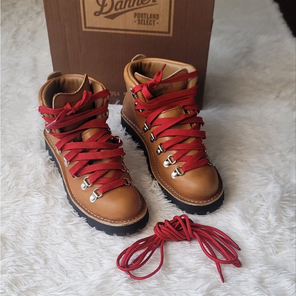 Brand New In Box. Danner Mountain Lt Cascade.